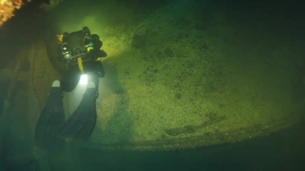 Potápění uvnitř vraku v podmořském světě Truk Islands. — Stock video