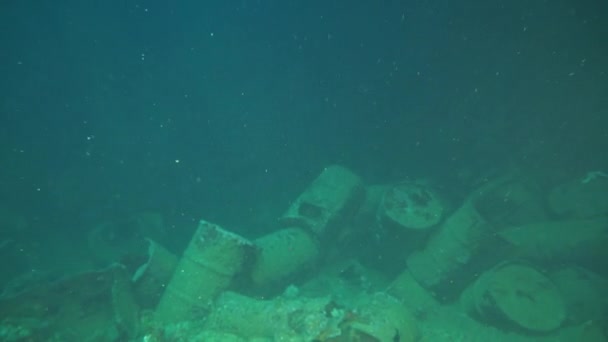 Σκουριασμένο μεταλλικό βαρέλι σε ναυάγιο κάτω από το νερό στη λιμνοθάλασσα Truk στις Νήσους Chuuk. — Αρχείο Βίντεο