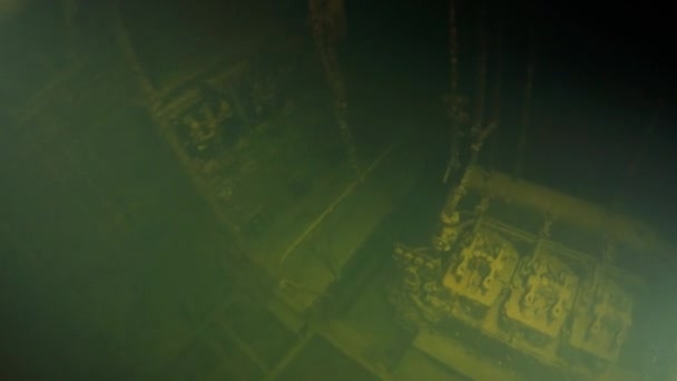 Dykning inuti skeppsbrott i undervattensvärlden på Truköarna. — Stockvideo