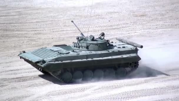 Russischer Militärpanzer. — Stockvideo