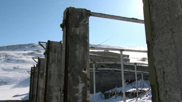 Opuštěné továrně bývalé podzemní vojenské základny v město duchů Gudym. — Stock video
