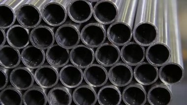 Paslanmaz çelik borular, fabrikada dönen metalin bitmiş bir ürünüdür..