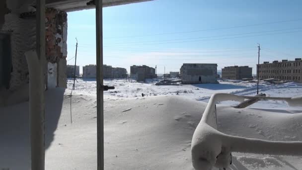 Снігове покинуте місто Вугільні шахти на Чукотці, що на півночі Росії.. — стокове відео