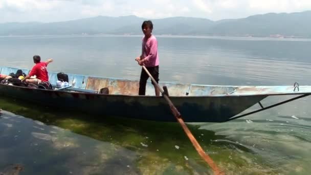 Οι άνθρωποι στην κινεζική βάρκα sampan στη λίμνη Fuxian. — Αρχείο Βίντεο