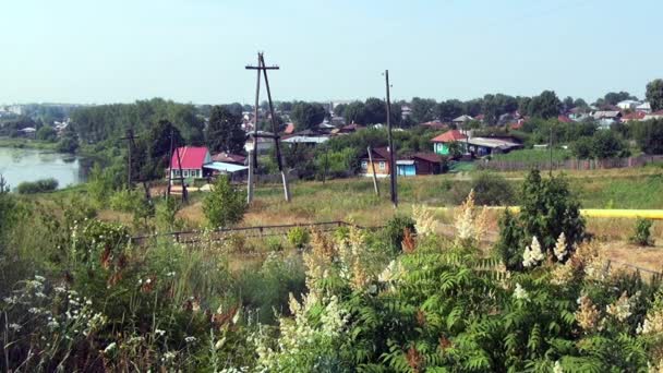 Kleine stad in Oeral, waar familieleden van de Russische keizer werden geëxecuteerd. — Stockvideo