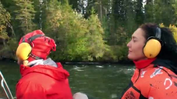 Twee vrouwen in motorbootreizen op de Lena rivier in de taiga van Siberië Rusland. — Stockvideo