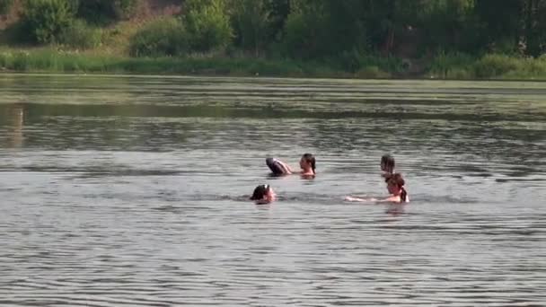 Pequeña ciudad en los Urales, en la que los familiares del emperador ruso fueron ejecutados. — Vídeo de stock