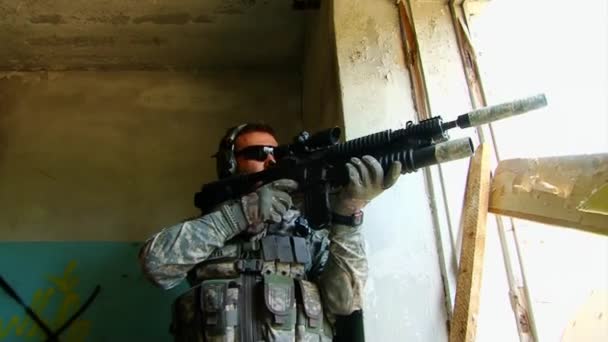 Airsoft joueur militaire en uniformes militaires jouant dans un bâtiment en ruine . — Video