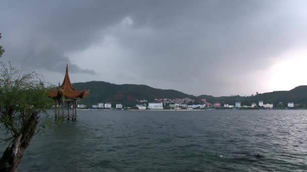 Lago Fuxian con mirador en techo de estilo chino en la provincia de Yunnan, China . — Vídeo de stock