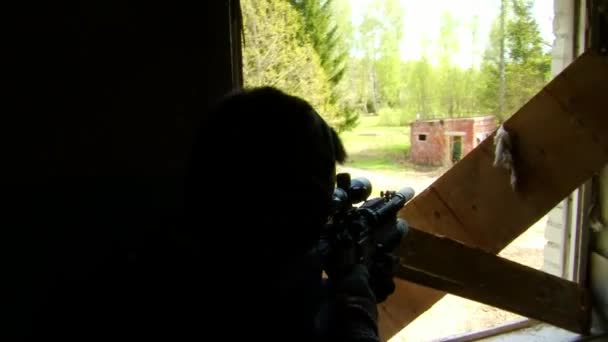 Airsoft militaire speler in militaire uniformen spelen in geruïneerd gebouw. — Stockvideo