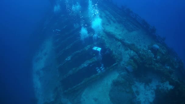 Mergulhador dentro do naufrágio no mundo subaquático das Ilhas Truk . — Vídeo de Stock