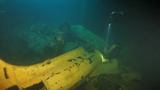 Σκουριασμένο μεταλλικό πολεμικό αεροπλάνο σε ναυάγιο κάτω από το νερό στη λιμνοθάλασσα Truk στις Νήσους Chuuk. — Αρχείο Βίντεο