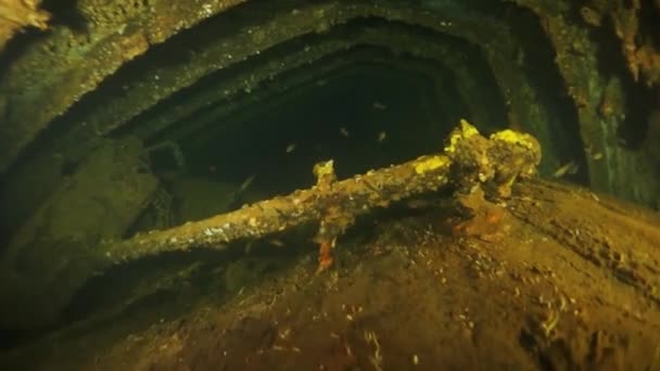 Nave hundida en vista interior en naufragio bajo el agua en la laguna de Truk en las Islas Chuuk . — Vídeos de Stock