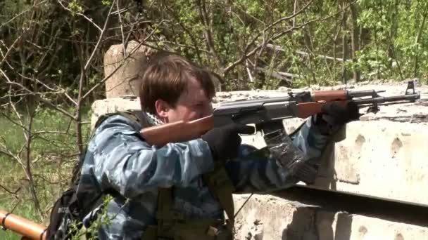 Jogadores de airsoft está na posição por trás das lajes de concreto . — Vídeo de Stock