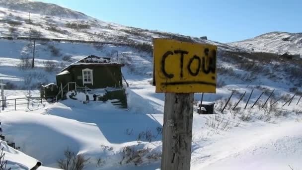 Casa abandonada cidade fantasma de Gudym Anadyr-1 Chukotka de extremo norte da Rússia. — Vídeo de Stock