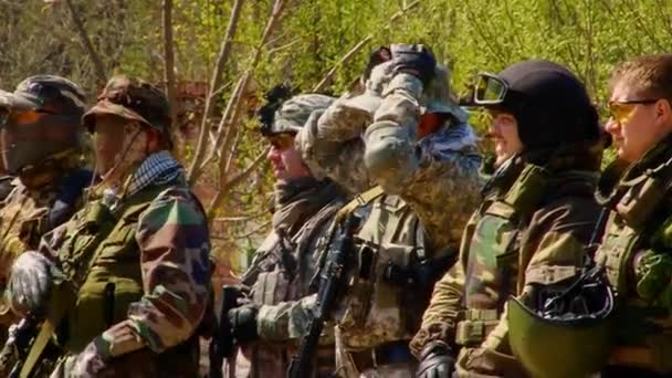 Airsoft-Team bereitet sich im Wald auf das Spiel vor. — Stockvideo