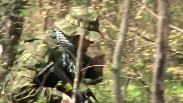 Hombres con uniformes militares jugando en el polígono militar airsoft en el bosque . — Vídeo de stock