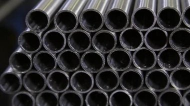 Paslanmaz çelik borular, fabrikada dönen metalin bitmiş bir ürünüdür..