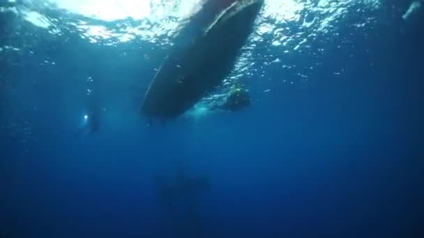 Scheepswrakduiken in de onderwaterwereld van de Truk Eilanden. — Stockvideo