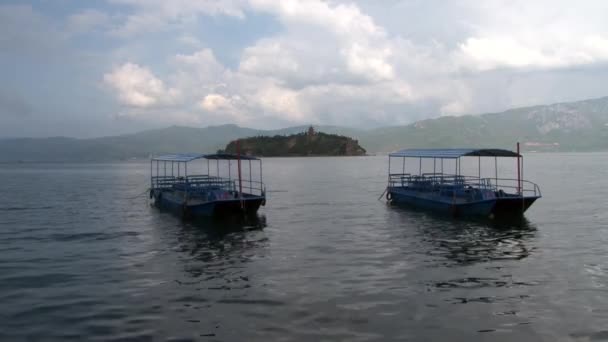 Čínské lodě poblíž pobřeží Fuxian Lake v provincii Yunnan Čína. — Stock video