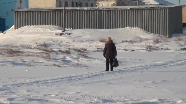 Руины снега покинули город угольные шахты на Чукотке крайнего севера России . — стоковое видео