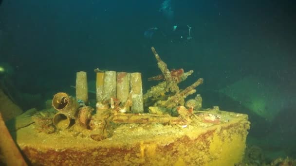 Taucher im Rumpf des gesunkenen Schiffes unter Wasser des Pazifischen Ozeans auf den Chuuk-Inseln. — Stockvideo