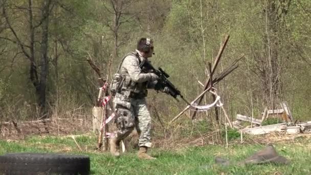 Airsoft spel i skogen. — Stockvideo