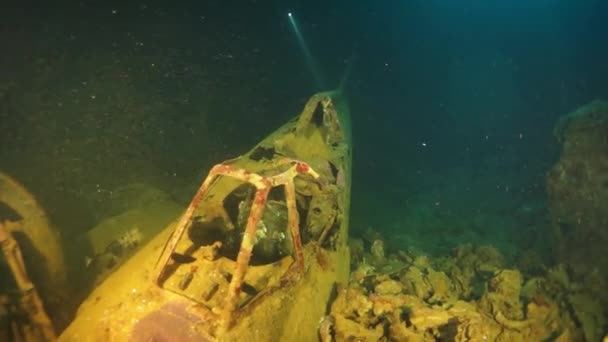 Arrugginito aereo da battaglia in metallo su relitto sott'acqua nella laguna di Truk sulle isole Chuuk . — Video Stock