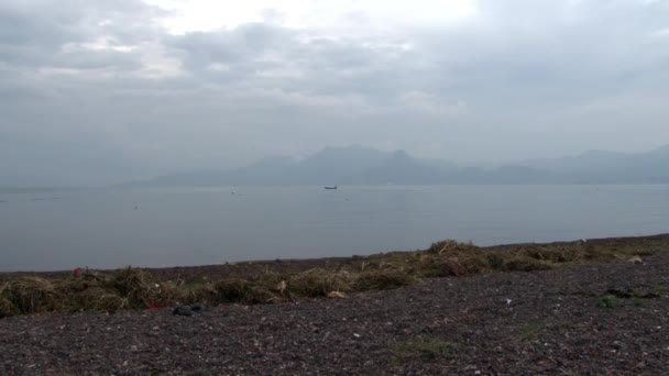 중국 윈난 성의 푸시 안 호수에서 안개 속에서 배를 타고 있는 어부들. — 비디오