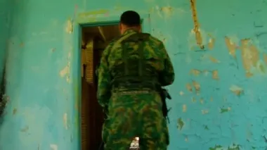 Yıkılmış binanın arka planında Airsoft oyunu.