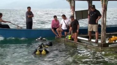 Dalgıçlar Fuxian Gölü 'nde batık bir şehri aramak için suya batar..