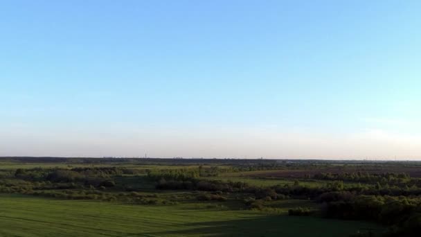 Piękny widok panorama wsi z domów i ogrodów na rzece otoczony zielonymi pastwiskami z pięknym krajobrazem cinematic widoki. Concept climate outdoor nature. — Wideo stockowe