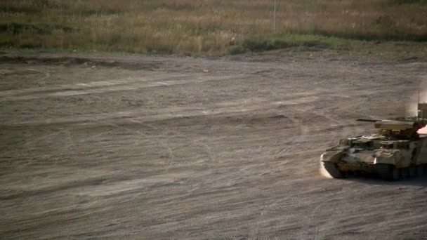 Militär spårad krigsmaskin tank. — Stockvideo