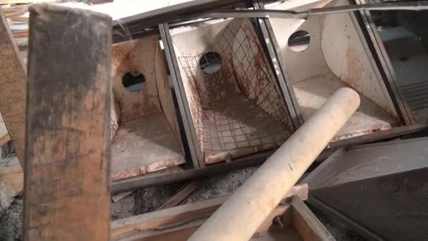 Poubelles dans la neige maison abandonnée ville fantôme Mines de charbon de l'extrême nord de la Russie .