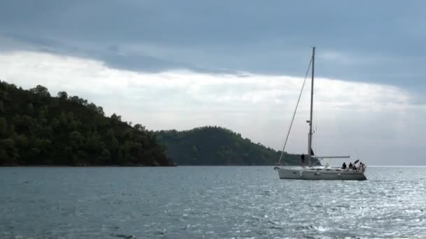 Yacht blanc sur fond de mer bleue et nuages dans le ciel. — Video