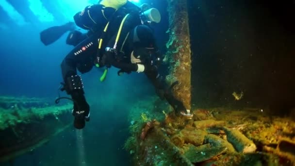 Taucher in der Nähe von Schiffswrack in Unterwasserwelt der Truk-Inseln. — Stockvideo