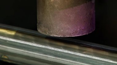 Fabrikadaki çelik borulardan oluşan metal rulo makineler üzerine yakın çekim metaller..