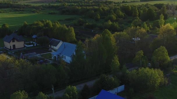 Csodálatos táj panoráma Village házak és kertek egy folyón körülvett háttér ég és felhők lenyűgöző táj mozi kilátással. Fogalom éghajlat kültéri természet. — Stock videók