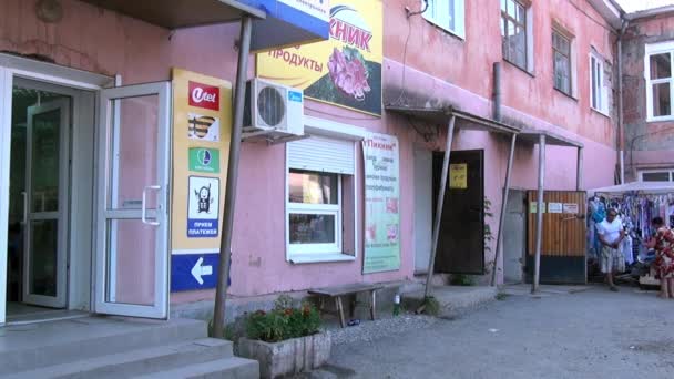 Mercado de ropa en la ciudad provincial de Urales . — Vídeo de stock