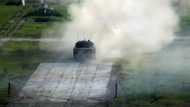 Russian military tank shoots. — ストック動画