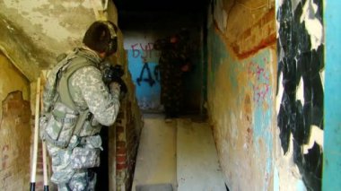 Yıkılmış bir binada oynayan havalı adamlar..