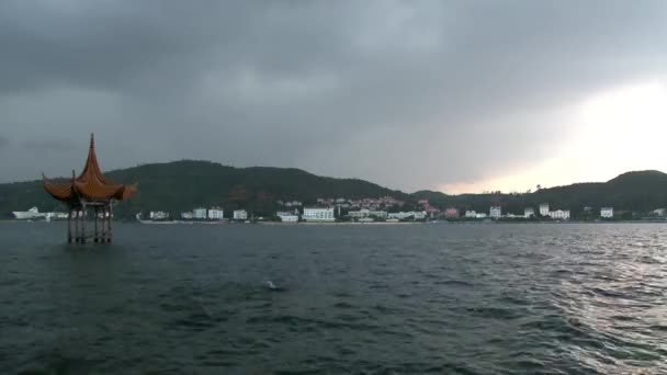 Time lapse Fuxian Lake con mirador en el techo de estilo chino . — Vídeo de stock