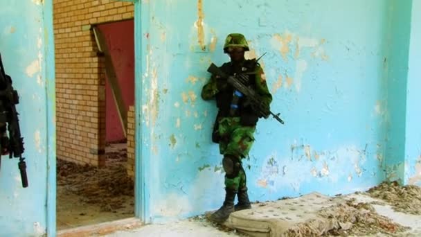 Airsoft joueur militaire en uniformes militaires jouant dans un bâtiment en ruine . — Video