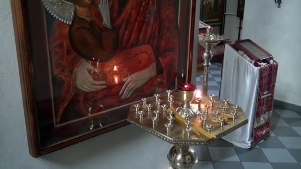 Le candele bruciano prima di icona di Santa Elisabetta in monastero di Nuovi Martiri . — Video Stock