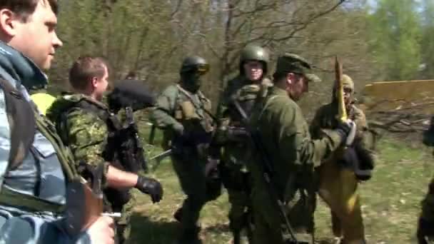 Pemain airsoft dalam seragam militer dengan senjata di latar belakang hutan . — Stok Video