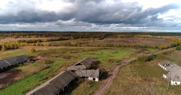 Vue aérienne panorama de hameau avec maisons et jardins sur une rivière entourée d'un champ verdoyant avec une vue imprenable sur le paysage cinématographique. Concept climat nature nature. — Video