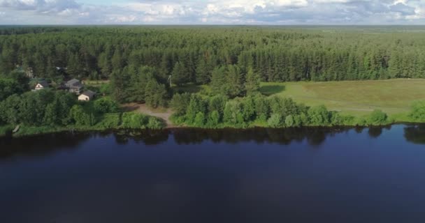 Wideo z lotu ptaka panorama wsi z domami i ogrodami na rzece otoczonej tłem nieba i chmurami z przepięknym krajobrazem widoki kinematograficzne. Concept climate outdoor nature. — Wideo stockowe