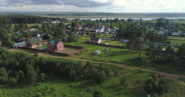 Wilde omgeving panorama van het platteland met huizen en tuinen aan een rivier omgeven door groene weiden met een prachtig landschap filmische uitzichten. Concept klimaat buiten natuur. — Stockvideo