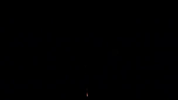 Violet, rouge, blanc élément de feu d'artifice sur fond noir .