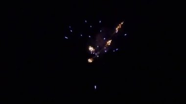Siyah zemin üzerinde çok renkli havai fişek elementi bir seti oluşturmak için.
